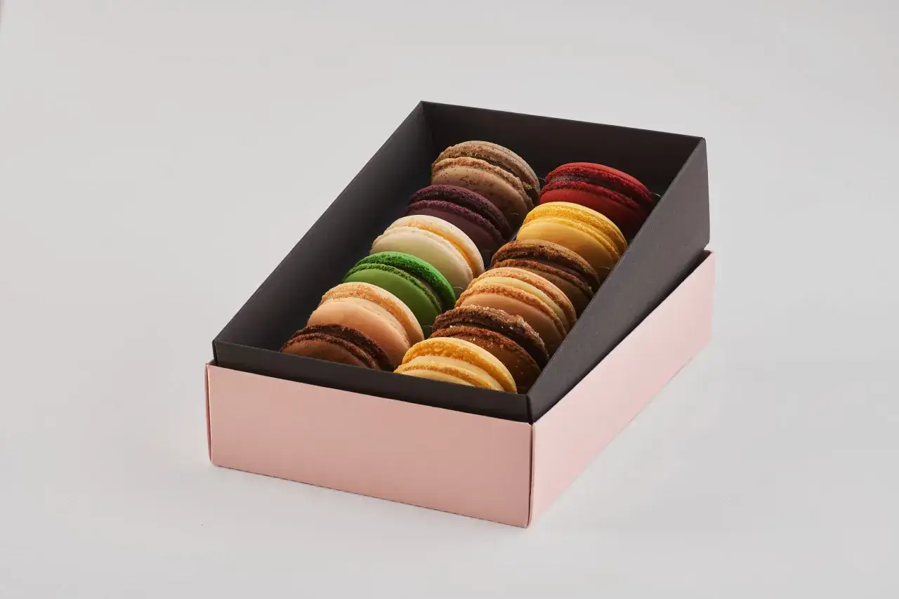 r&oacute;żnorodne smaki makaronik&oacute;w ułożone w pudełku