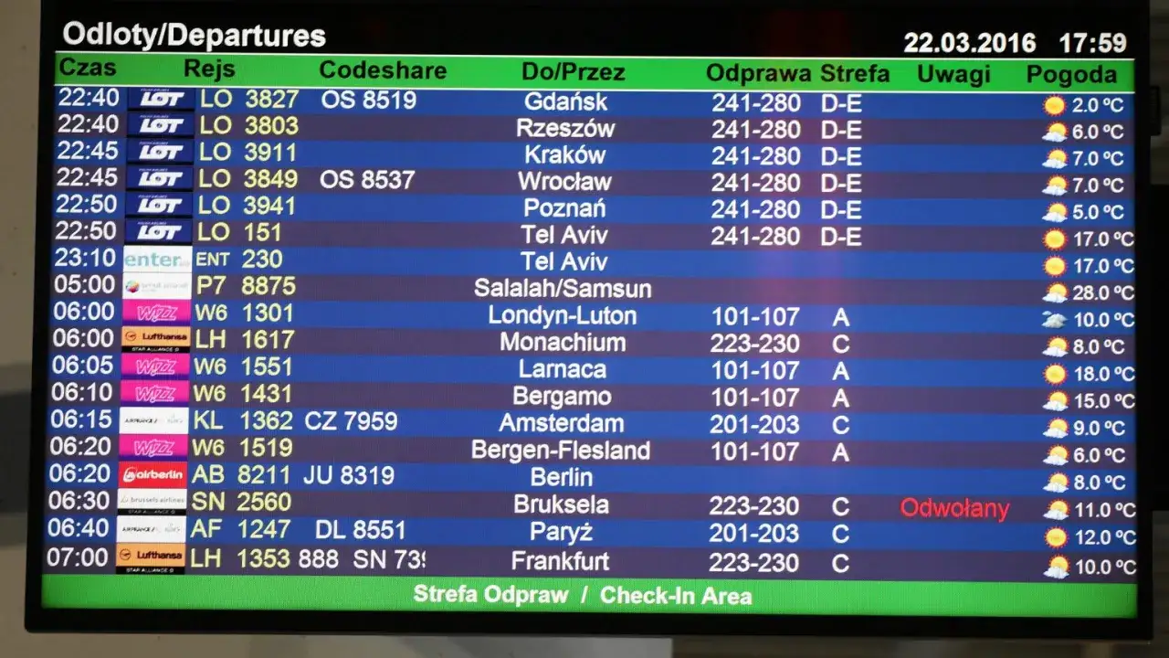 tablica odlot&oacute;w na lotnisku