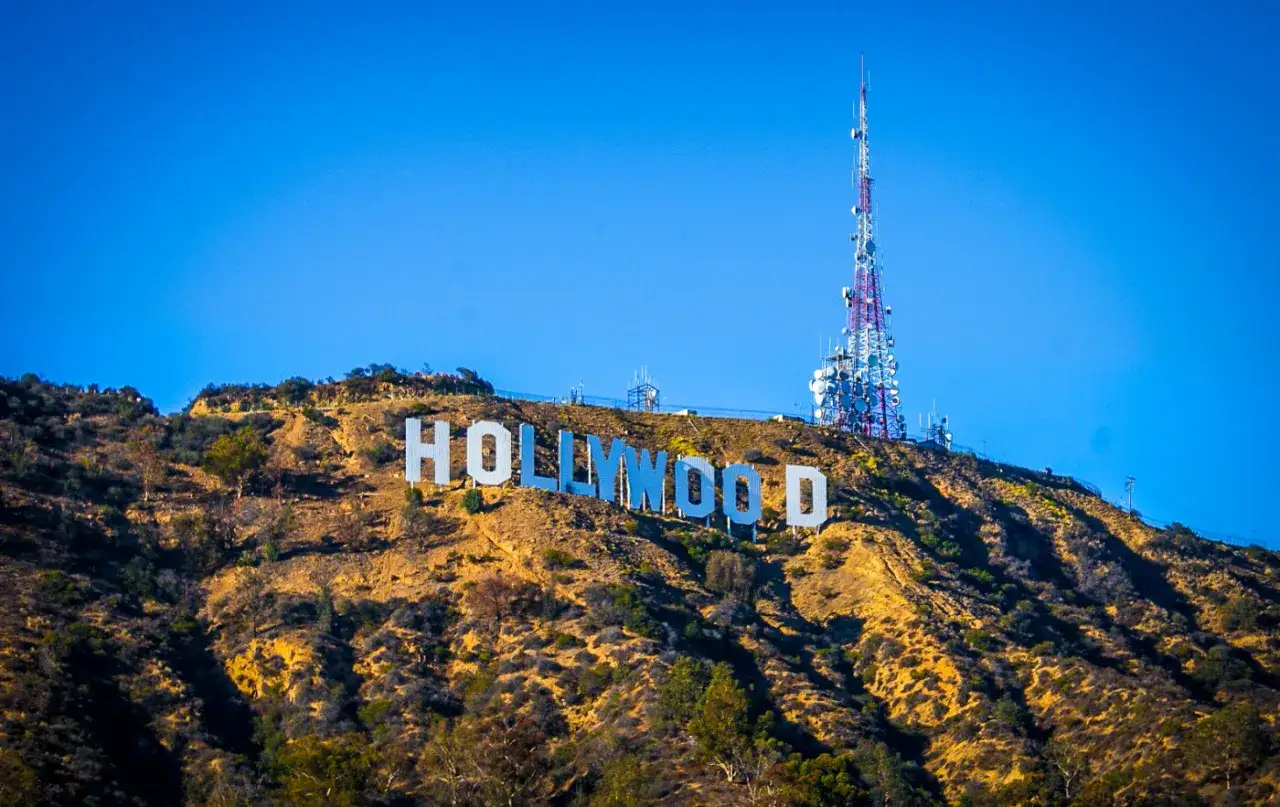 Słynny znak HOLLYWOOD na wzgórzu, gdzie jest znak Hollywood, z wieżą telekomunikacyjną w tle.