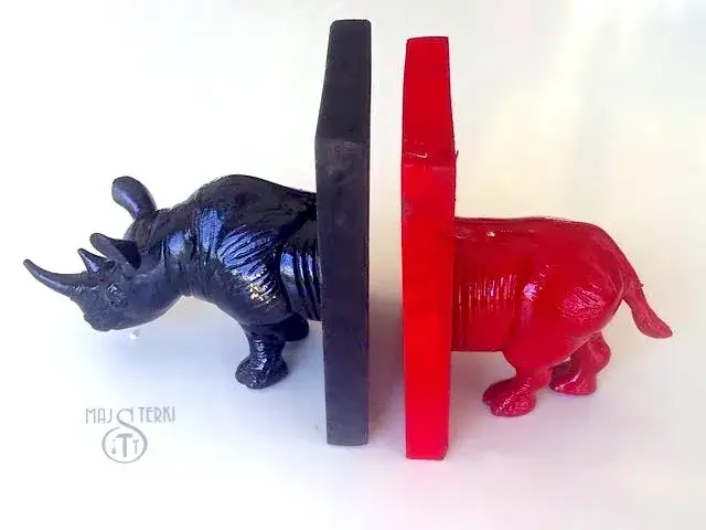 DIY podp&oacute;rki do książek z zabawek