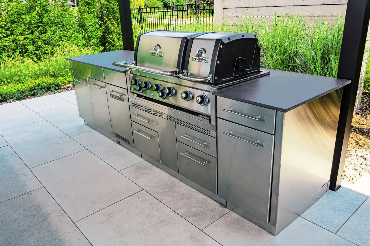 Nowoczesna kuchnia ogrodowa z grillem do zabudowy