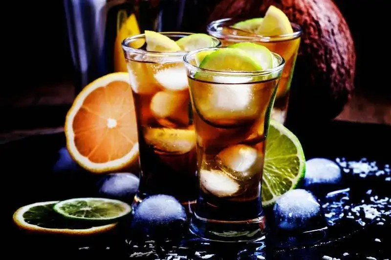 Kolorowe drinki z rumem Bacardi w szklankach