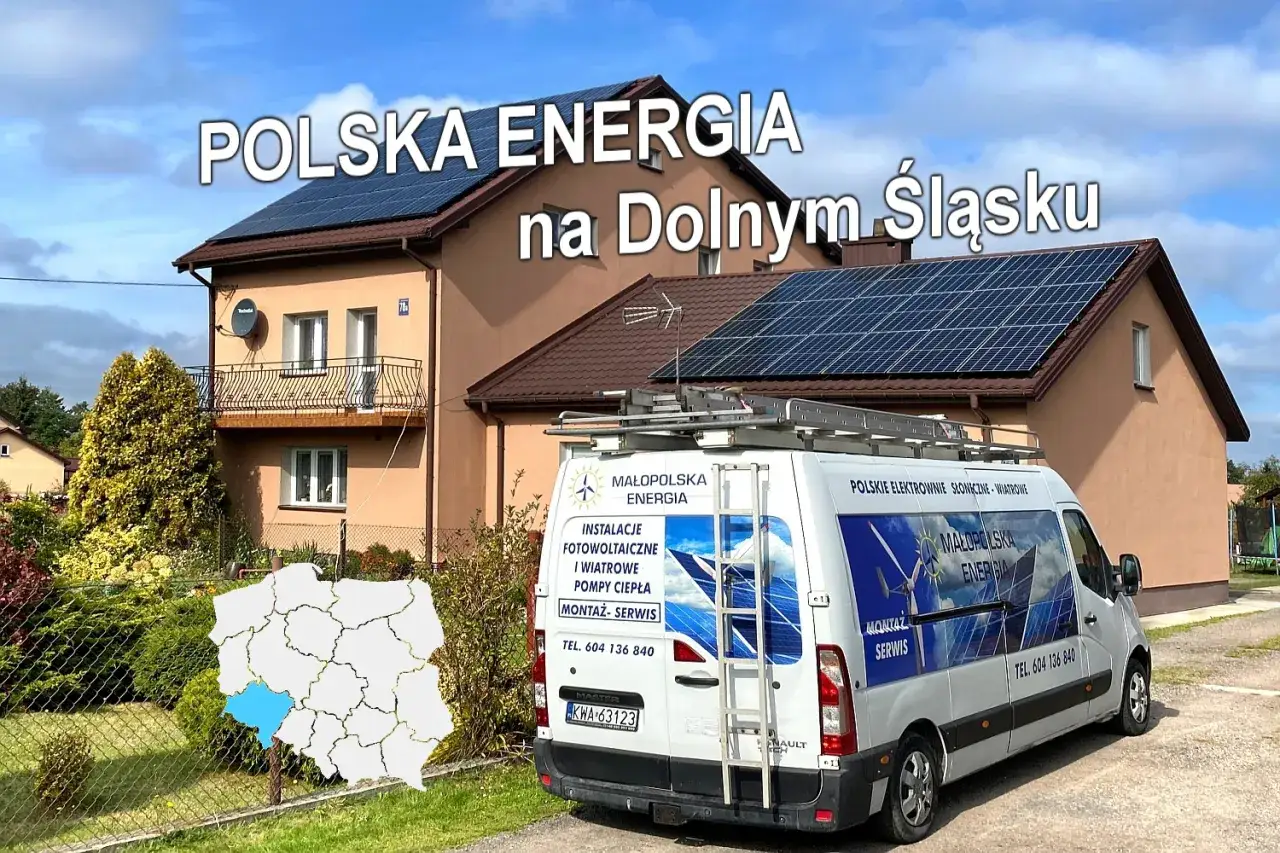 Dom z panelami słonecznymi na dachu, obok biały van z napisem 