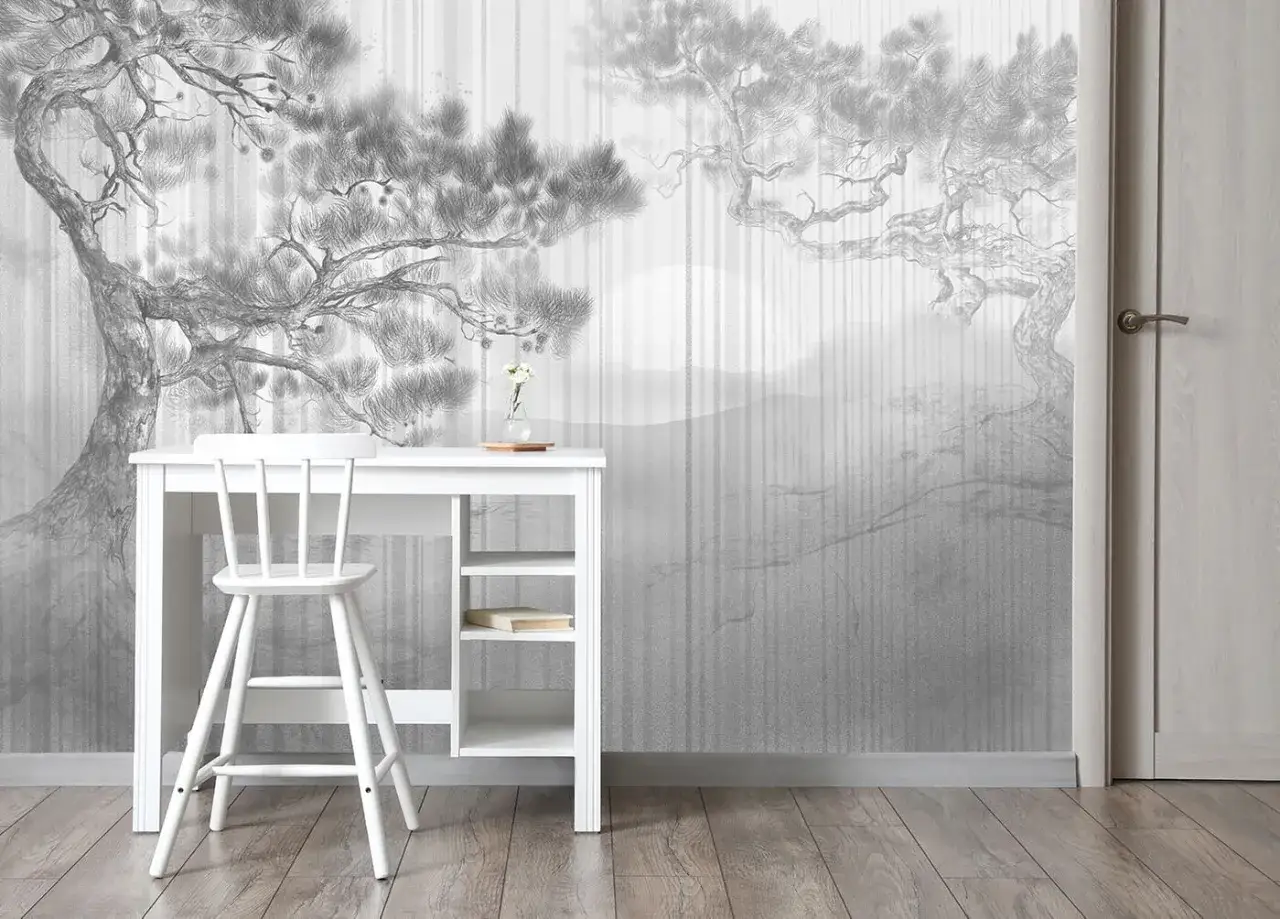 Elegancka tapeta szaro biała z motywem drzewa i krajobrazu. Białe biurko i krzesło tworzą minimalistyczną przestrzeń.