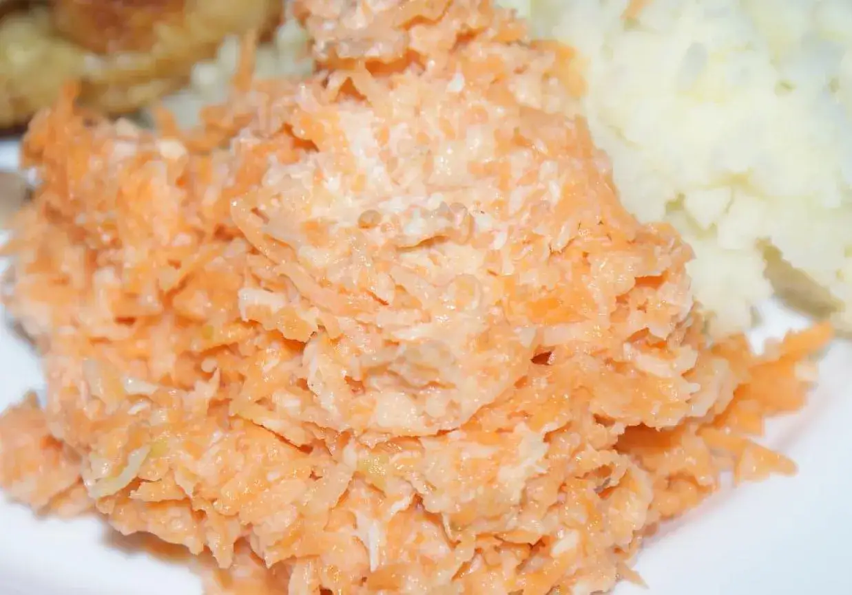 Surówka z tartej marchewki z jabłkiem i chrzanem, z dodatkiem ziemniaków. Różnica w smaku jest wyczuwalna.