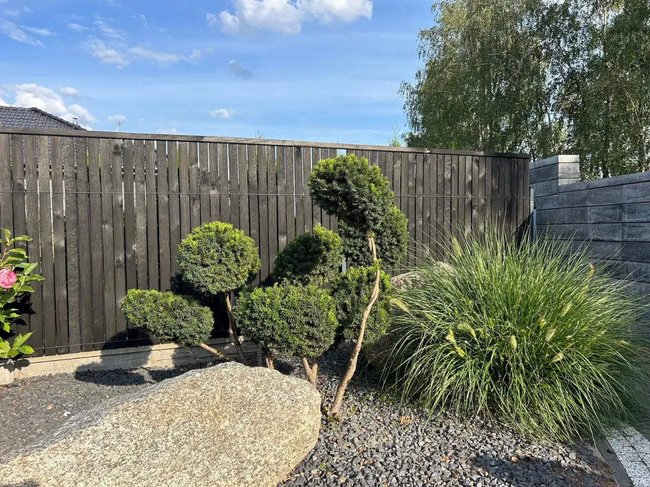 Drewniany płot w nowoczesnym ogrodzie