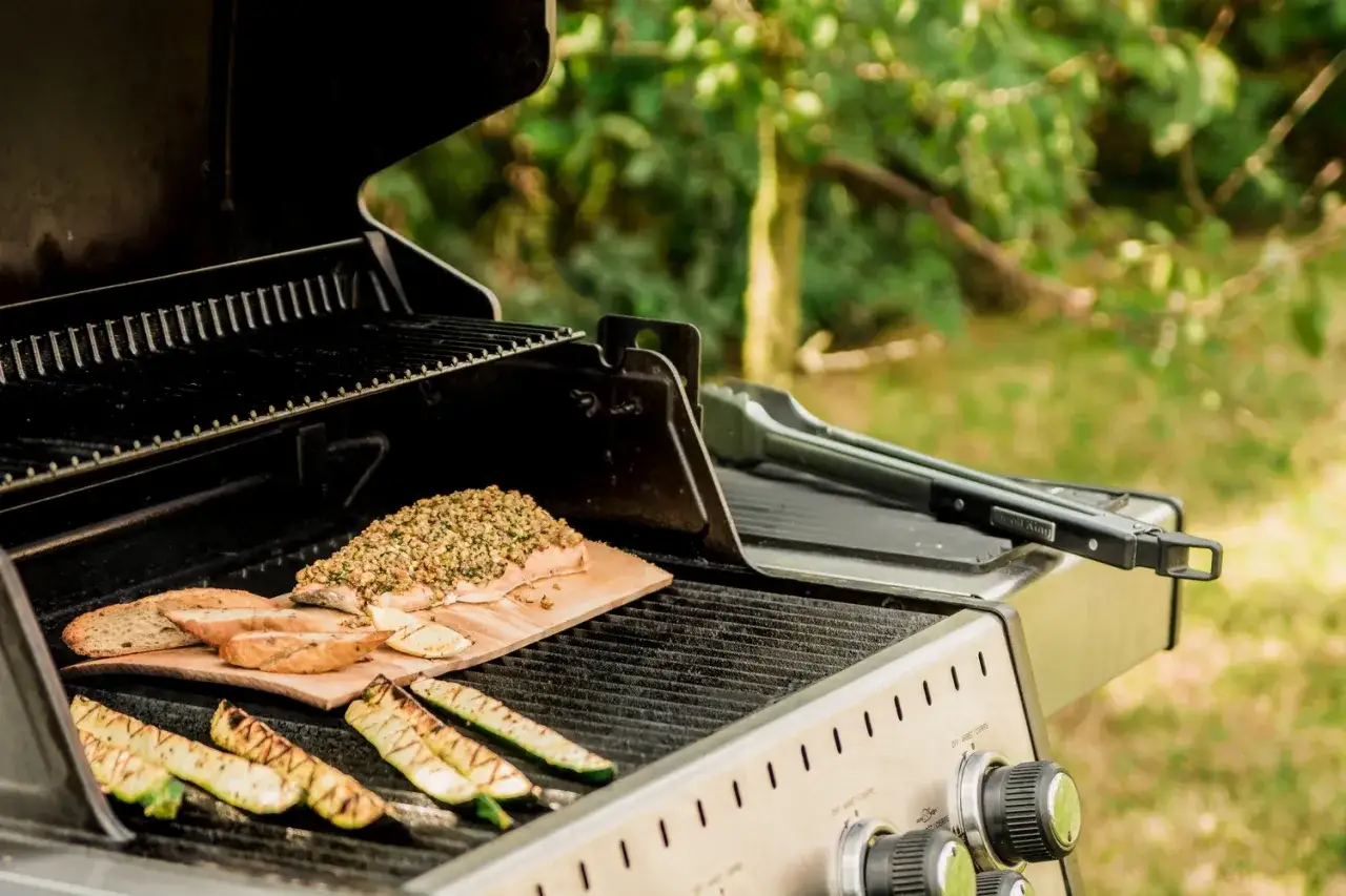 Grill na drzewo z łososiem w ziołach, pieczywem i cukinią. Czas na pyszny obiad na świeżym powietrzu.