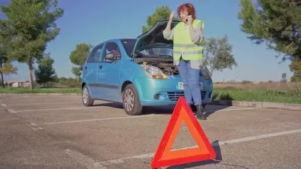 kierowca w kamizelce odblaskowej na poboczu drogi