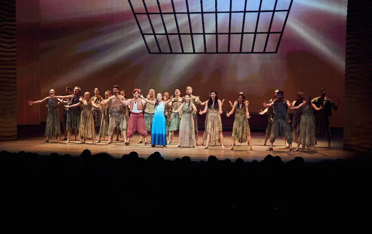 Aida w Teatrze Roma: obsada w strojach z epoki, śpiewają i tańczą. Spektakl trwa ok. 2,5 godziny.