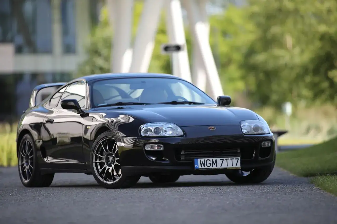 Czarna Toyota Supra na drodze. Zastanawiasz się, ile kosztuje Toyota Supra? Ten klasyk sportowy zachwyca.