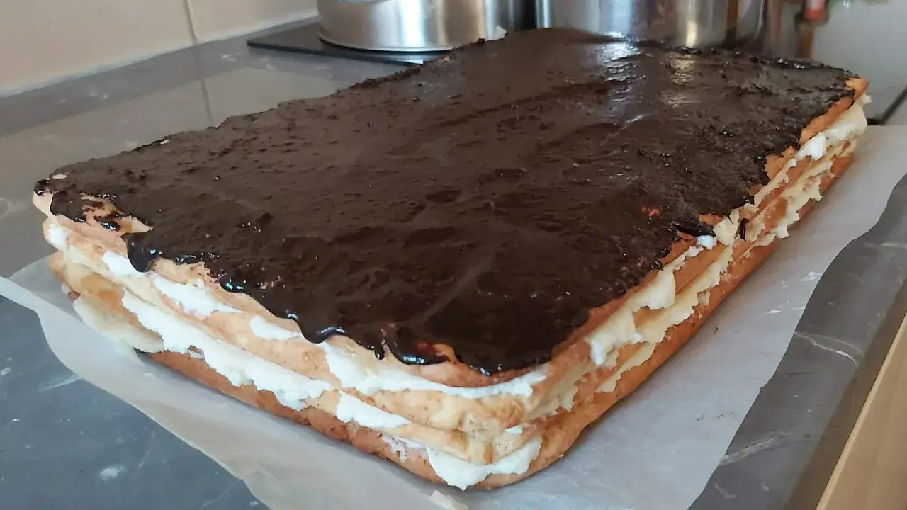 Domowe ciasto Stefanka, przełożone kremem i polane czekoladą, wygląda jak z dawnych lat.