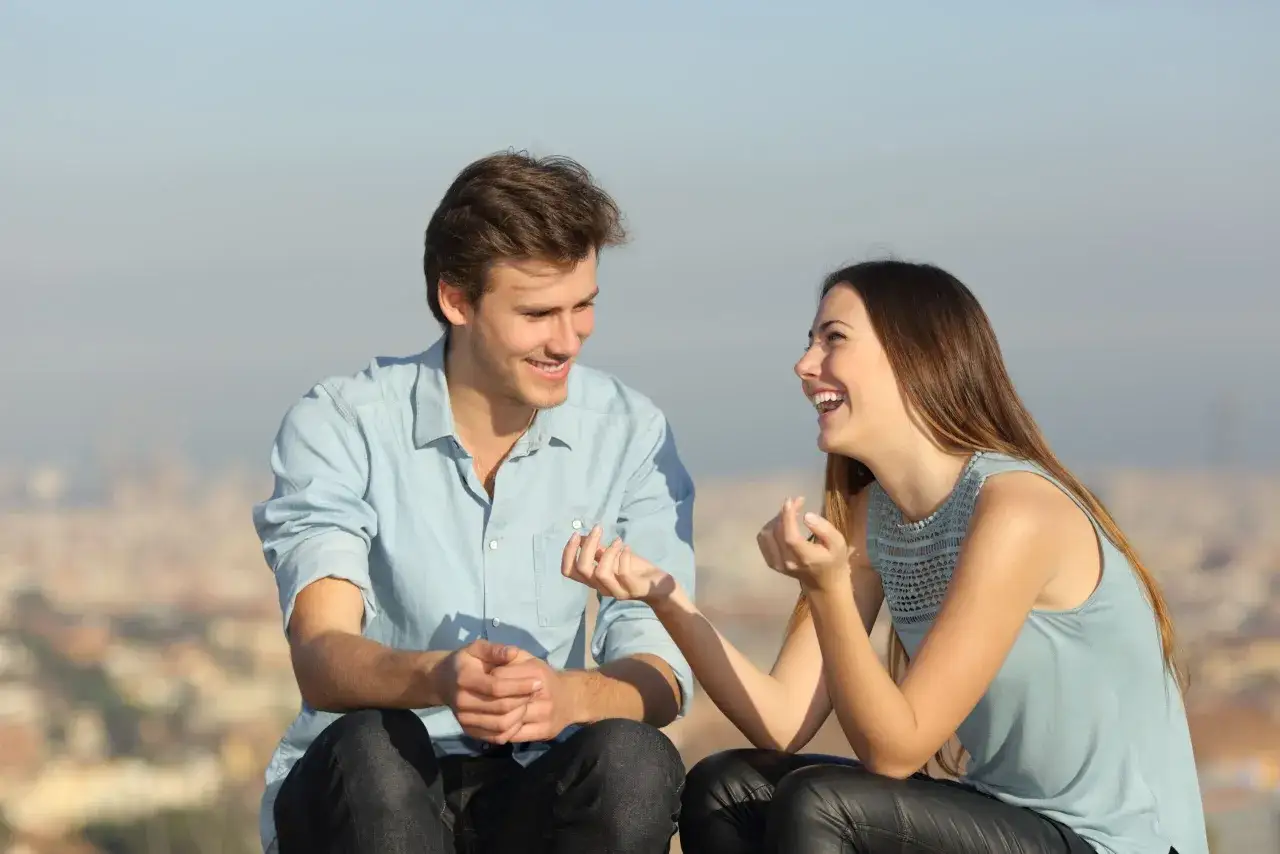 Para rozmawiająca o przyszłości i marzeniach