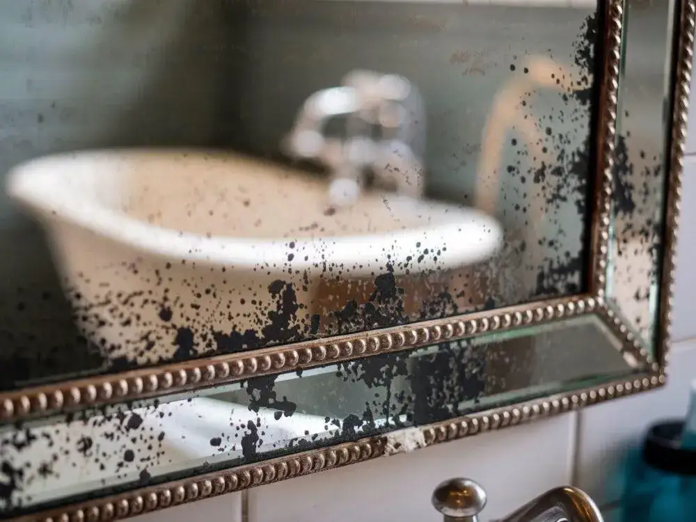 korozja lustra czarne plamy przyczyny