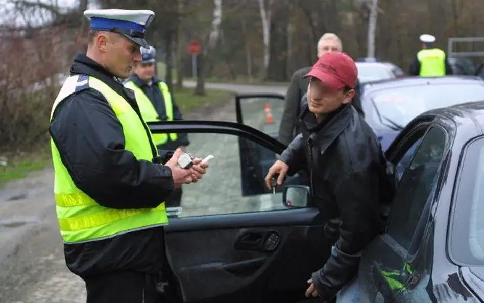Policjant wystawia mandat karny