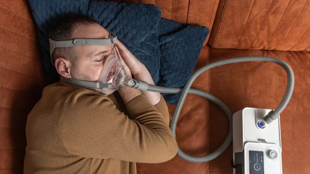 Aparat CPAP i maska do leczenia bezdechu sennego