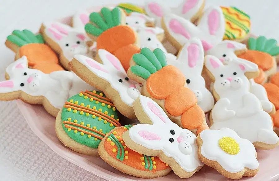 Dekorowanie wielkanocnych ciasteczek lukrem królewskim