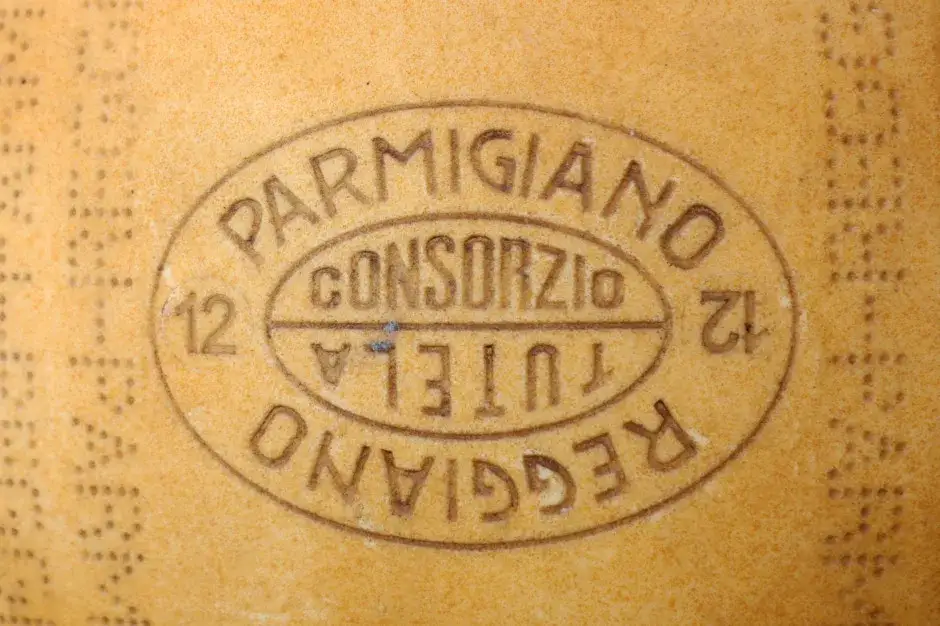 Parmigiano Reggiano oryginalne oznaczenia na sk&oacute;rce