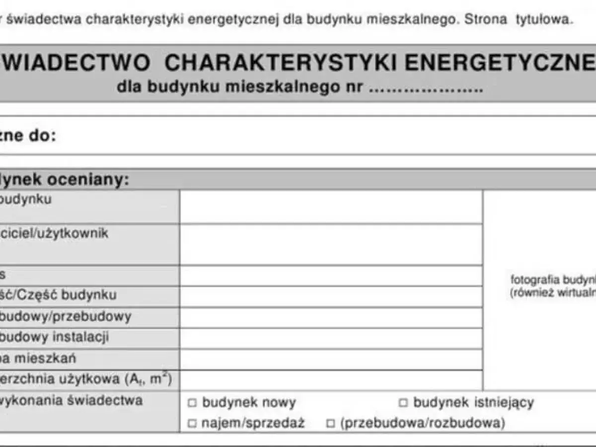 Świadectwo charakterystyki energetycznej budynku mieszkalnego. Dokument zawiera dane dotyczące oceny energetycznej, właściciela, powierzchni i rodzaju budynku.