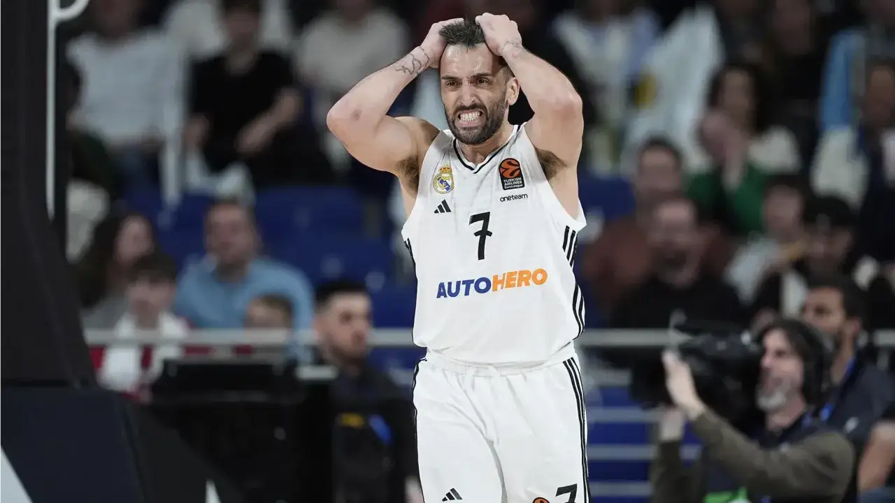 Jugador de r madrid baloncesto con las manos en la cabeza, frustrado.