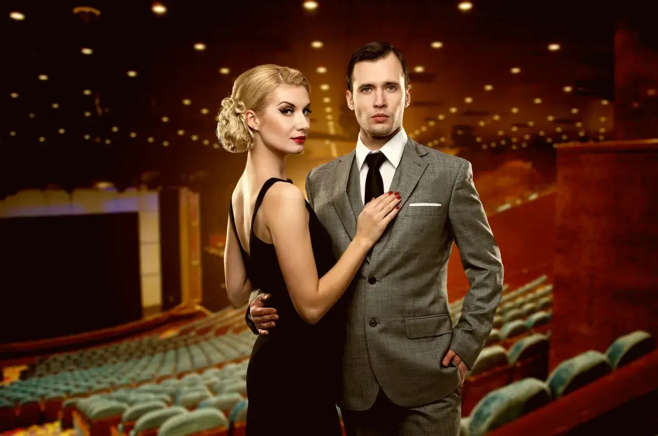 Elegancka para w strojach wieczorowych, gotowa na wyjście w czym do teatru. Tło stanowi widownia teatru.