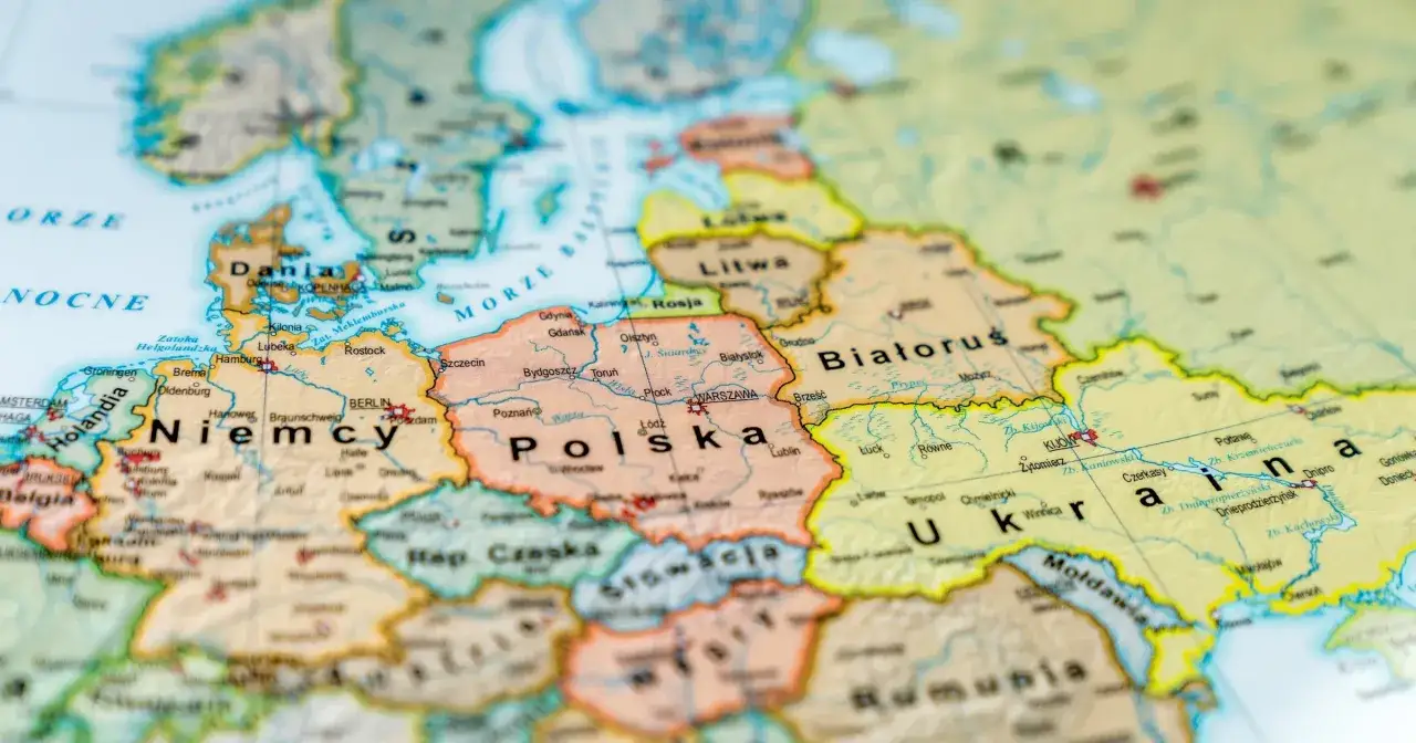 Ikony quizu, ręka trzymająca tablet z pytaniem quizowym