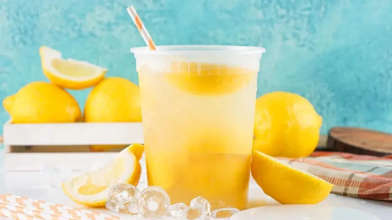 Orzeźwiająca lemoniada, idealna na upalne dni. Ten prosty lemoniada przepis to gwarancja smaku.