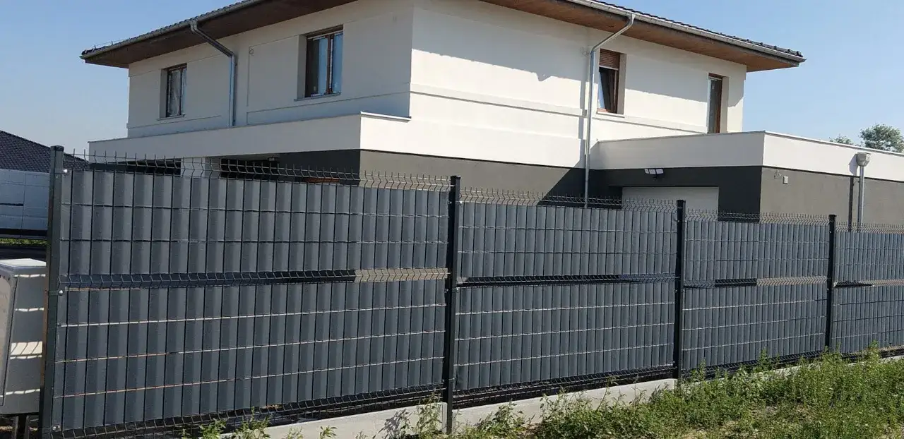 Zdjęcie Czym osłonić ogrodzenie, aby zyskać prywatność i styl?