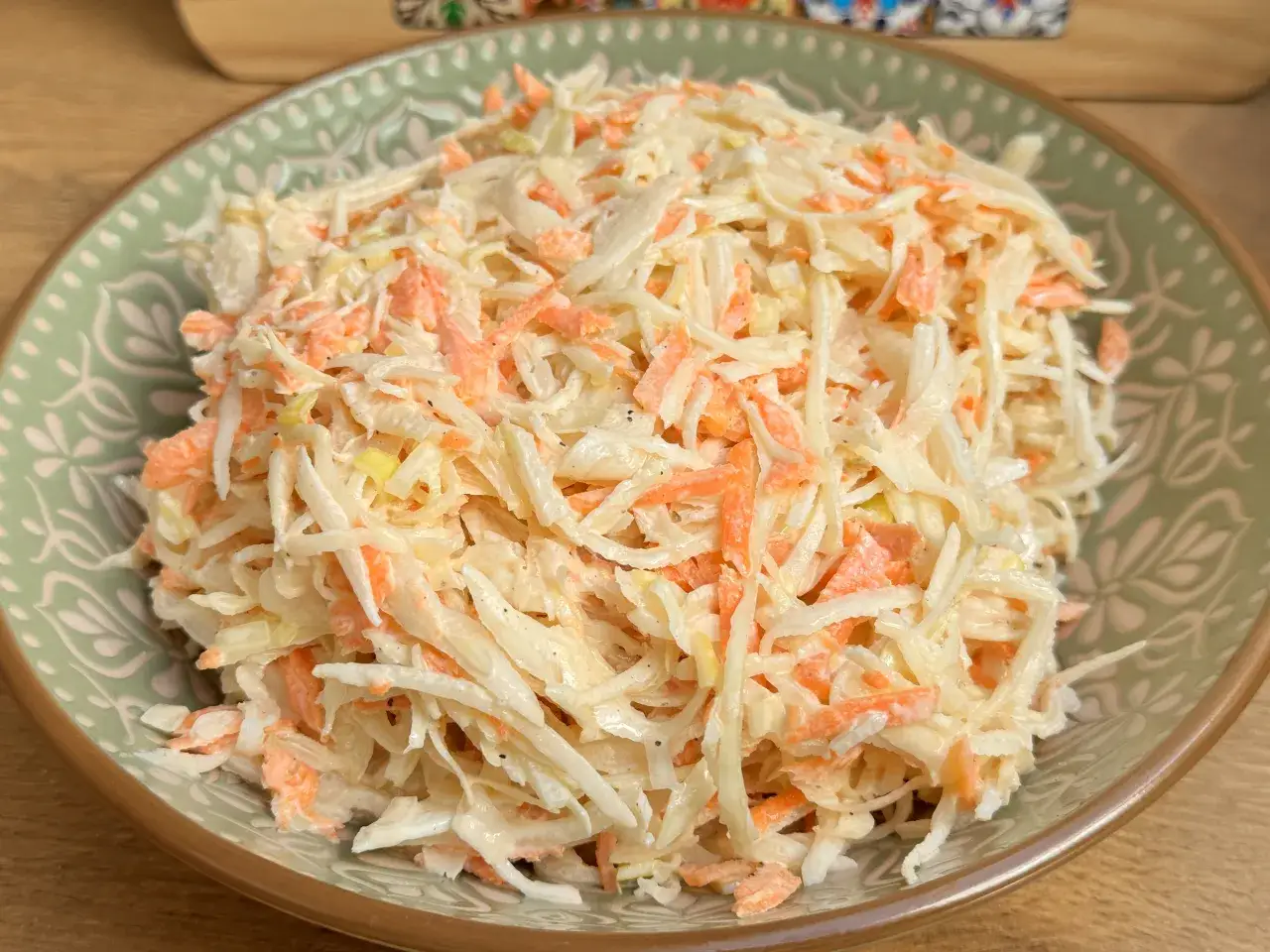 klasyczne surówki do obiadu, coleslaw marchewka jabłko mizeria