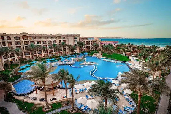 luksusowy hotel w Hurghadzie z basenami i palmami