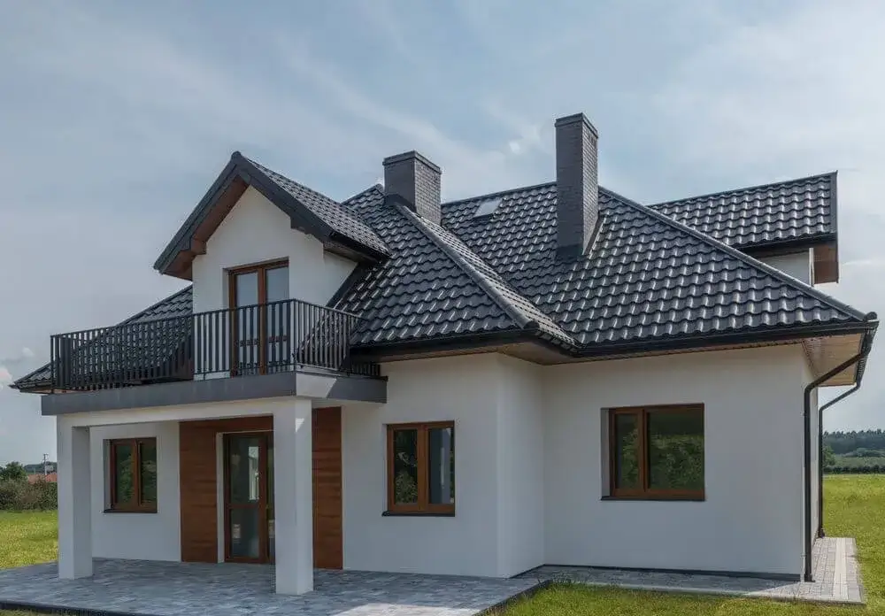 Skomplikowany dach wielospadowy z lukarnami