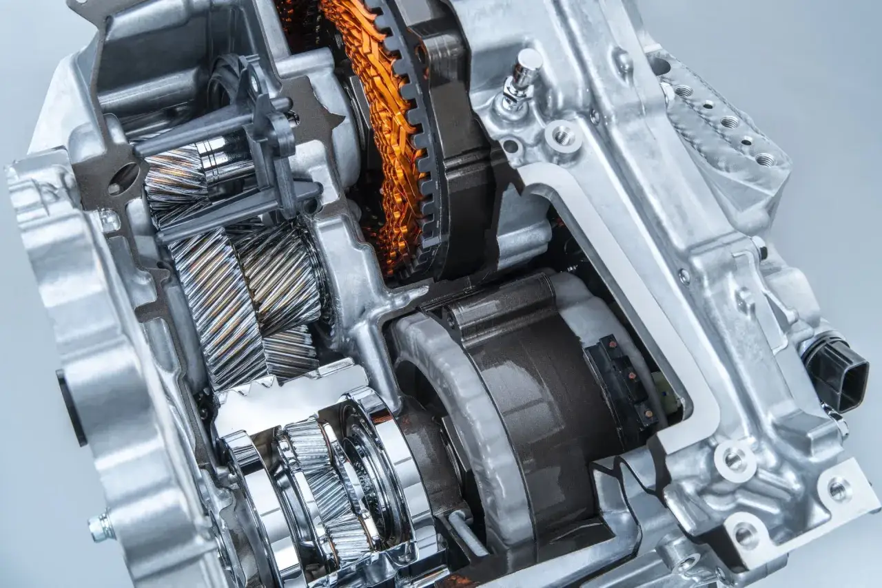 Przekładnia hybrydowa Toyoty z widocznymi kołami zębatymi i elementami elektrycznymi. Zastanawiasz się, ile wytrzymuje skrzynia CVT Toyota?