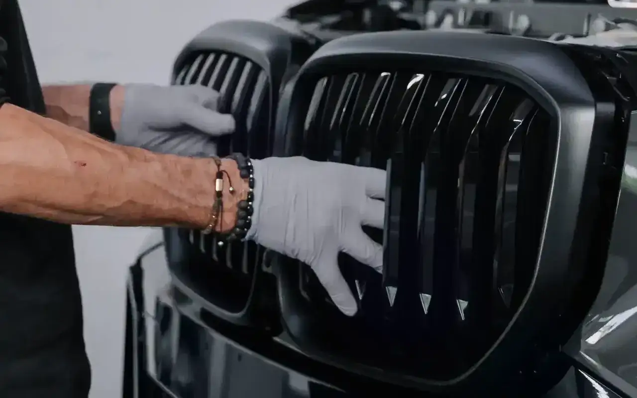 Profesjonalne środki do czyszczenia chromu samochodowego