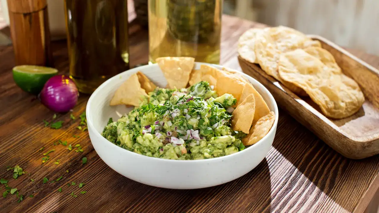 Guacamole z nachos i świeżymi warzywami