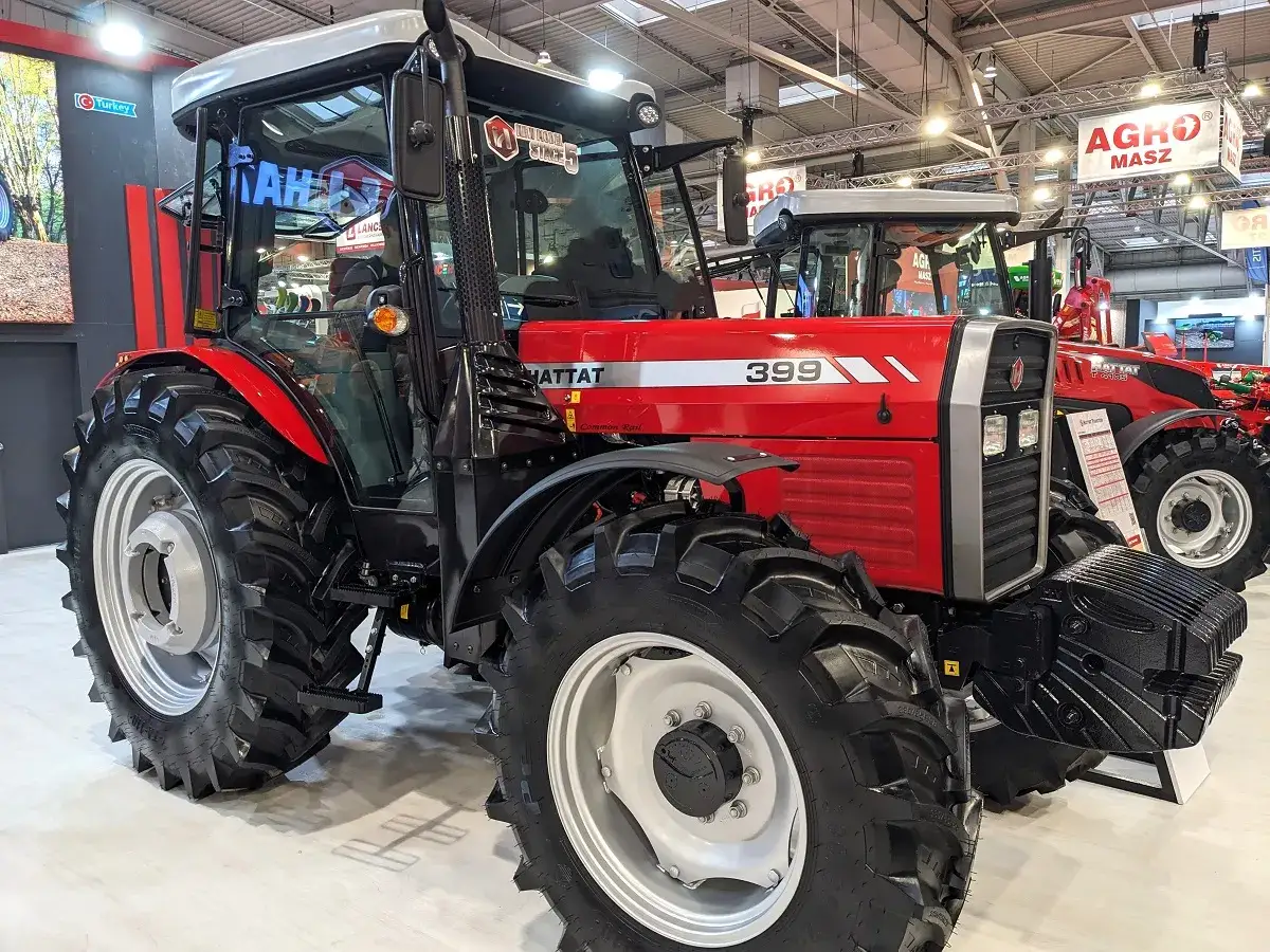 Czerwony ciągnik rolniczy Hattat 399 na wystawie AGRO-MASZ. Zastanawiasz się, ile kosztuje ciągnik rolniczy?