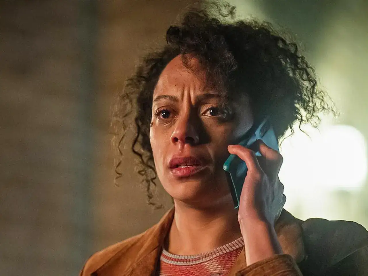 Kobieta ze łzami w oczach rozmawia przez telefon. Czy to scena z serialu 