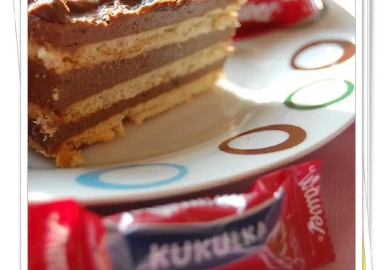 Pyszne ciasto kukułka z kremem czekoladowym, idealne na deser.