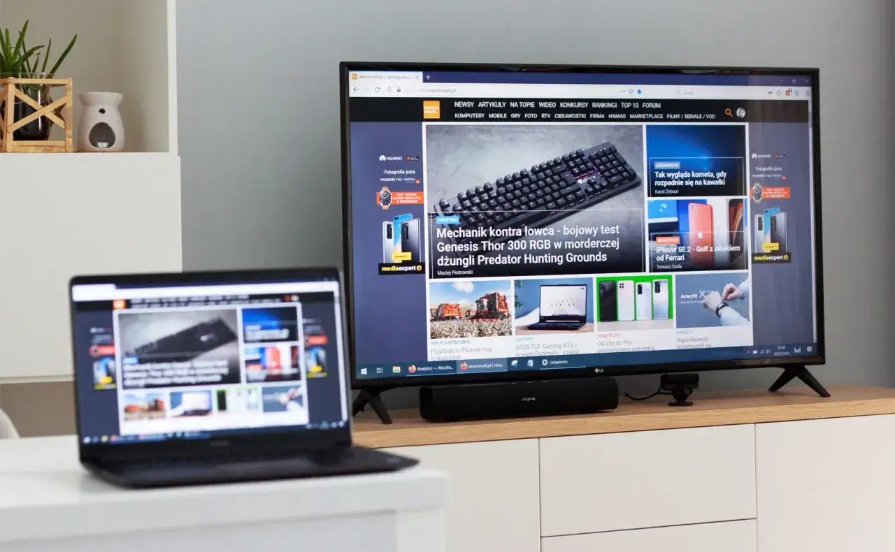 laptop przesyłający obraz na telewizor bezprzewodowo