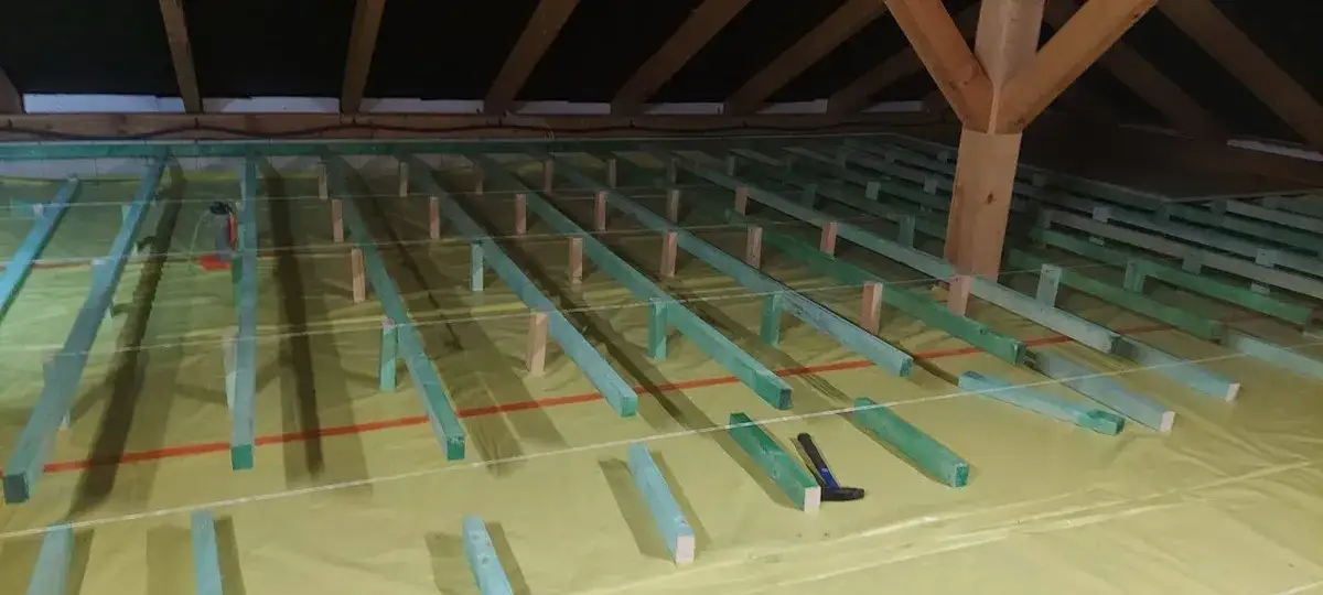 Zdjęcie Jak skutecznie ocieplić podłogę na legarach? Sprawdzone materiały i metody