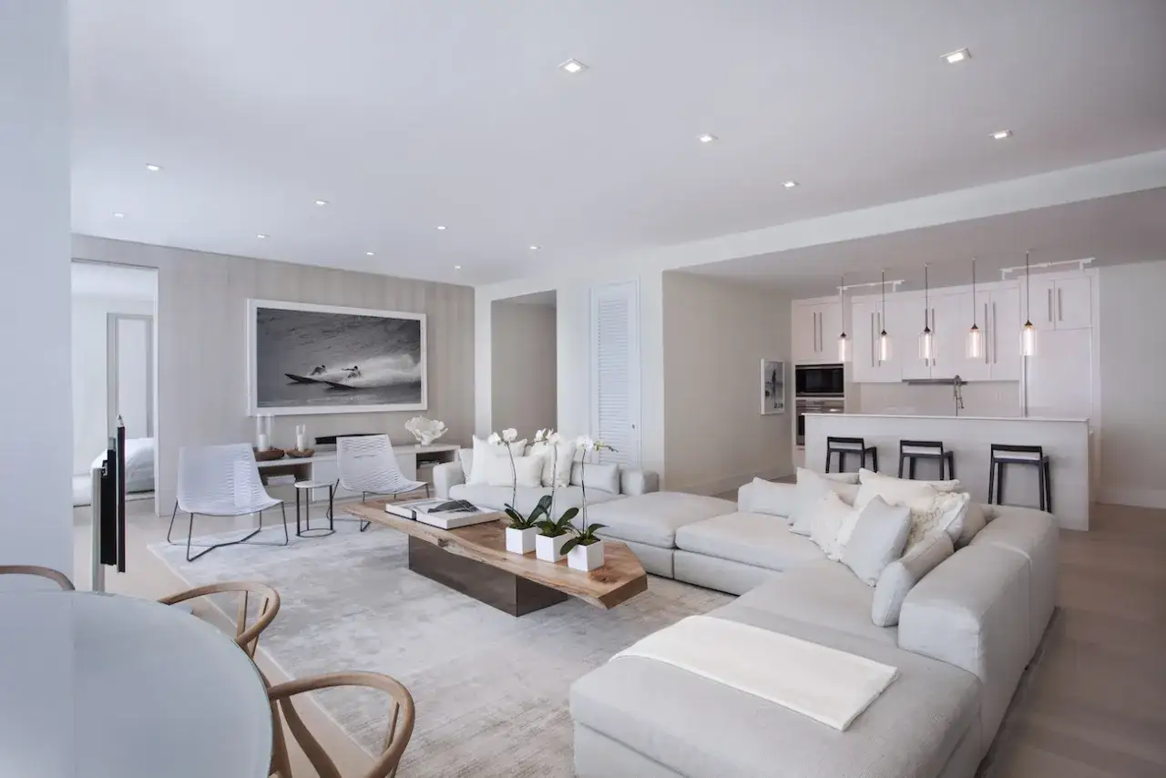 Luksusowy salon z widokiem na ocean, idealny dla gości najdroższego hotelu na świecie.