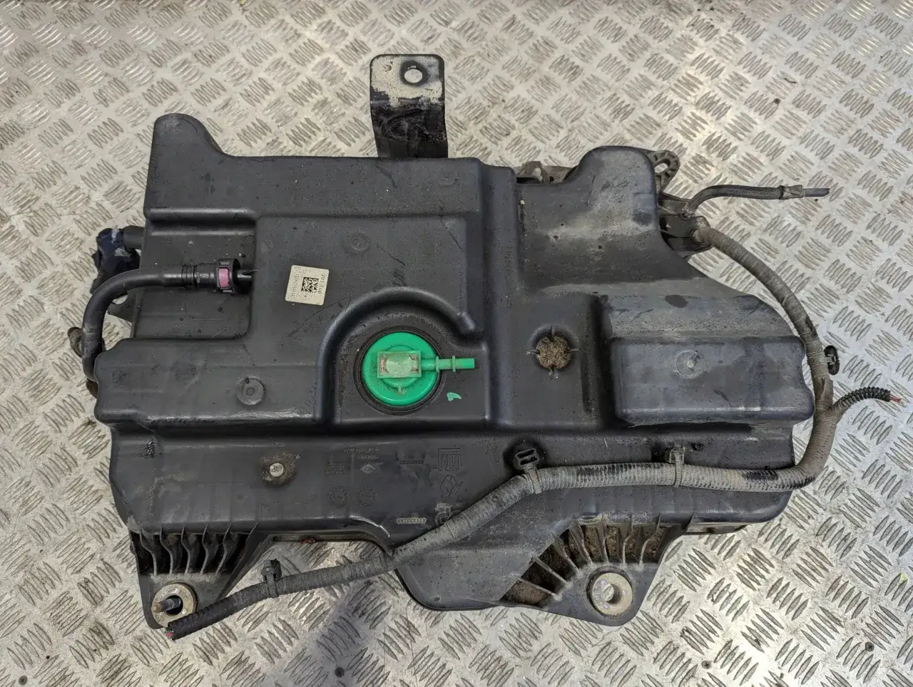 Zbiornik paliwa do Renault Trafic 2.0, z zielonym korkiem i przewodami.