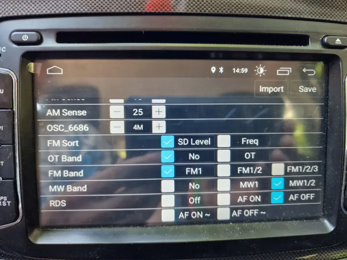 Ekran chińskiego radia Android z opcjami ustawień, jak zresetować radio. Widoczne przyciski Import i Save.
