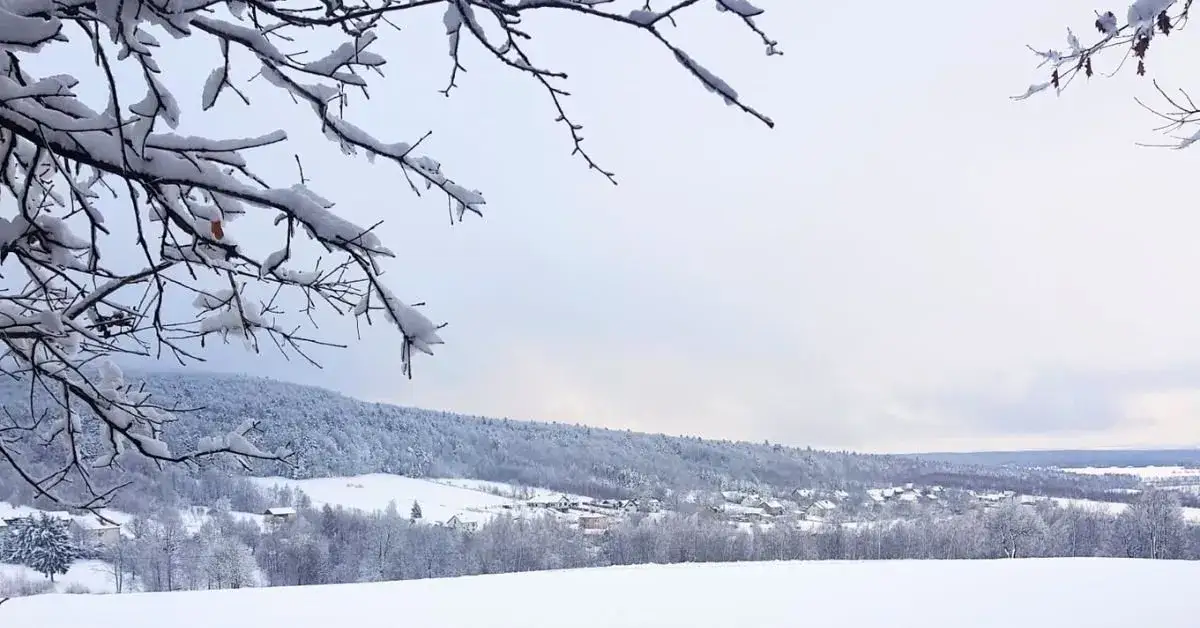 Zimowy szlak w Górach Świętokrzyskich, widok na gołoborze