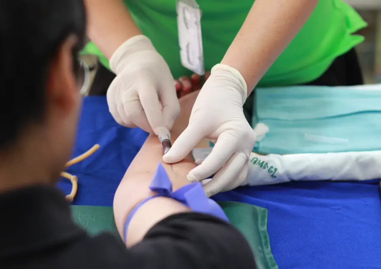 Pobieranie krwi do badań. Zastanawiasz się, ile kosztuje test na HIV w laboratorium?