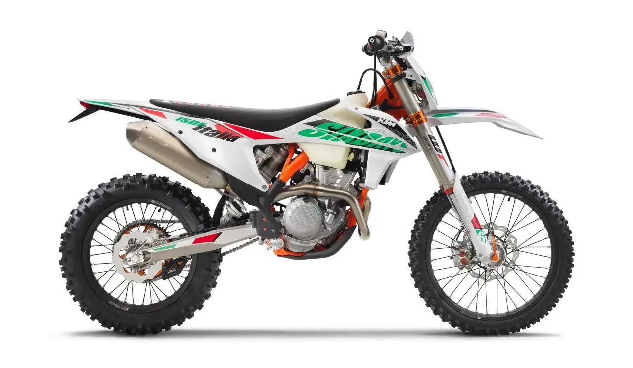 Biały motocykl KTM EXC 450 z pomarańczowymi akcentami i grafiką 