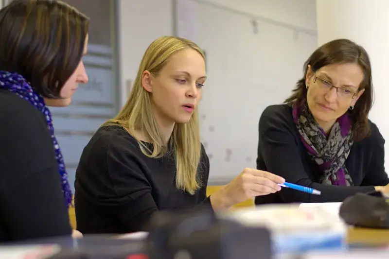 nauczyciel zbiera feedback od uczniów ewaluacja