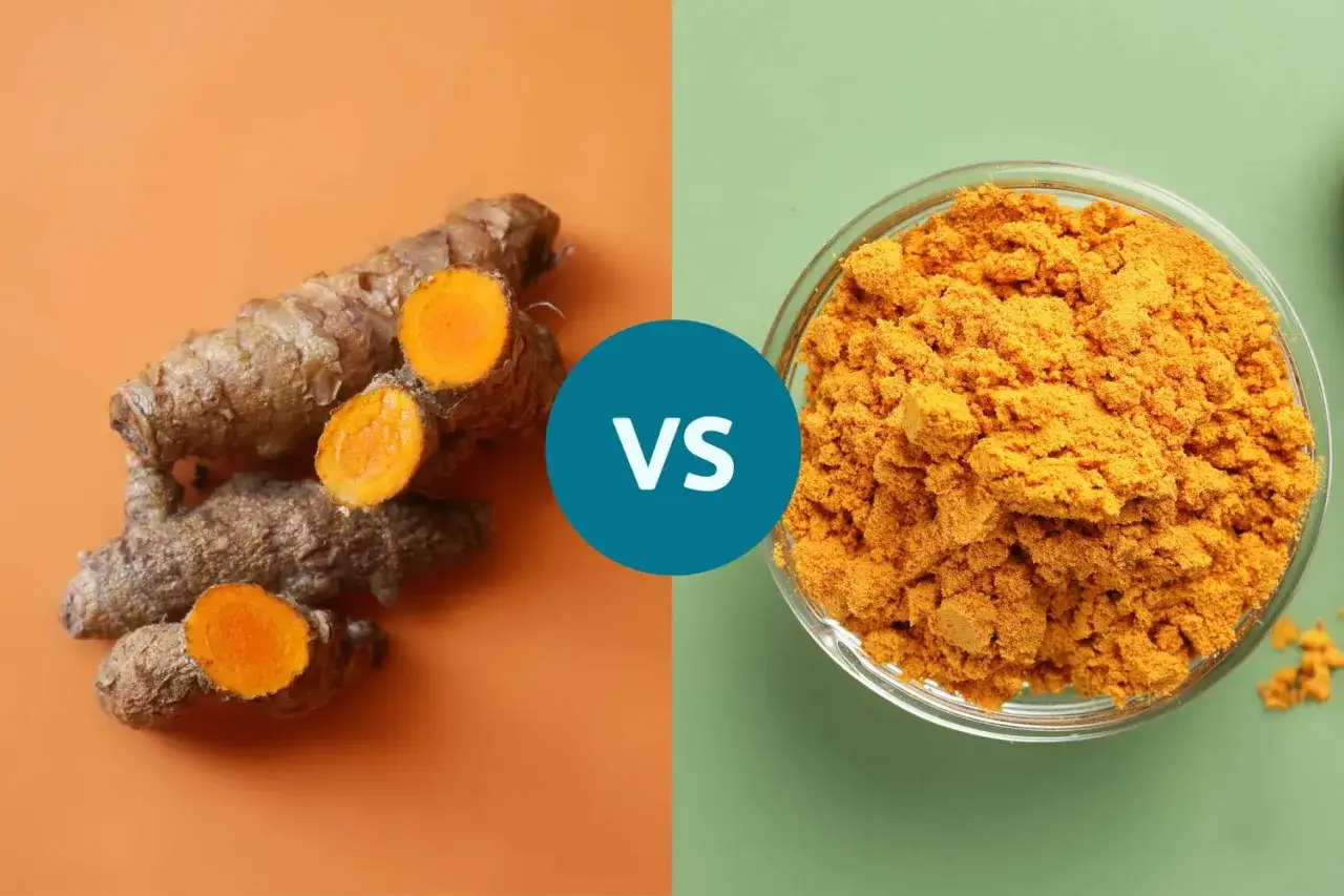Korzeń kurkumy i sproszkowana kurkuma. Czy wiesz, turmeric co to? To aromatyczna przyprawa o intensywnym kolorze.