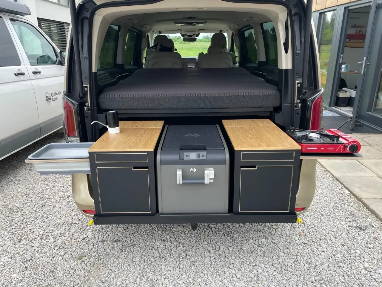 Złożony box kempingowy z lod&oacute;wką, kuchenką i wysuwanym blatem. Idealny na podr&oacute;że kamperem.