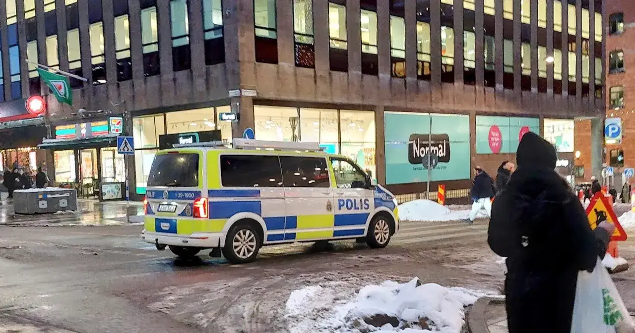 Radiowóz policyjny na ulicy w Sztokholmie, zimowy dzień. Czy Sztokholm jest bezpieczny? Obecność policji może budzić pytania.