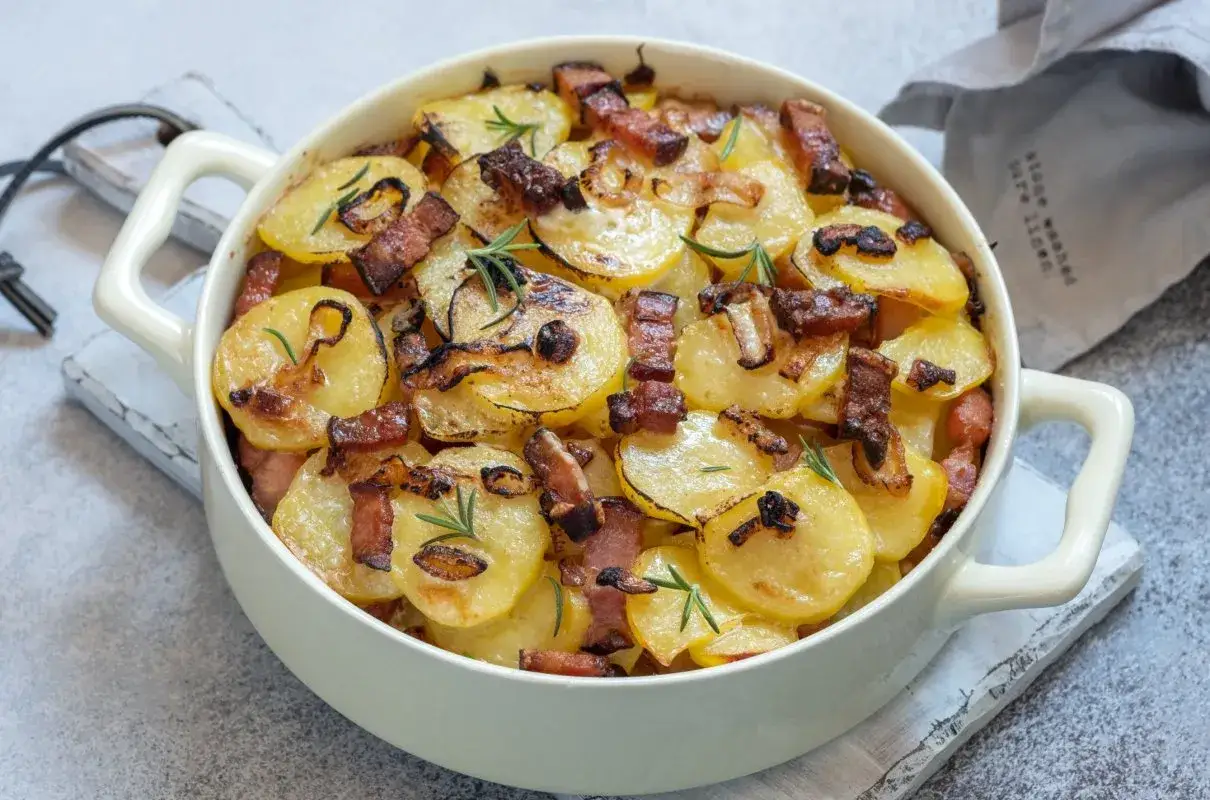 Zapiekanka ziemniaczana z kiełbasą na stole