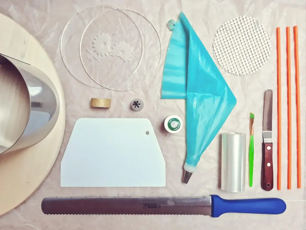 podstawowe narzędzia do dekoracji tortu kremem